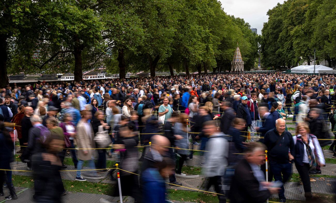 Cientos de personas de todo el mundo se acercaron a presentar sus respetos a la difunta reina Isabel II, en las afueras de Westminster Hall (AP)