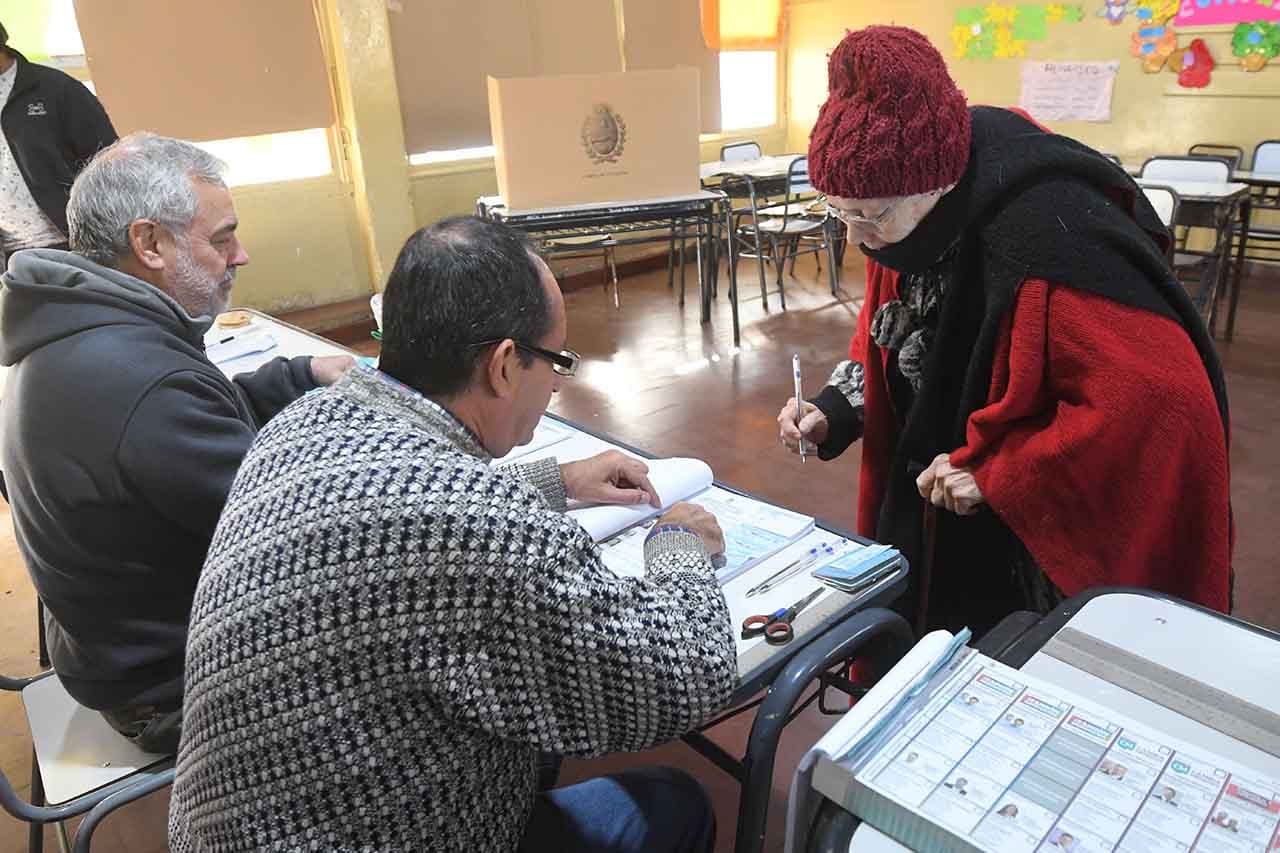 Elecciones provinciales PASO 2023 en la provincia de Mendoza.
En la Escuela Rafael Obligado de Guaymallén, Los votantes ingresaban para votar en una mañana electoral tranquila pero fría.
Hilda, una abuela de 85 años en el momento de emitir su voto
Foto: José Gutierrez / Los Andes