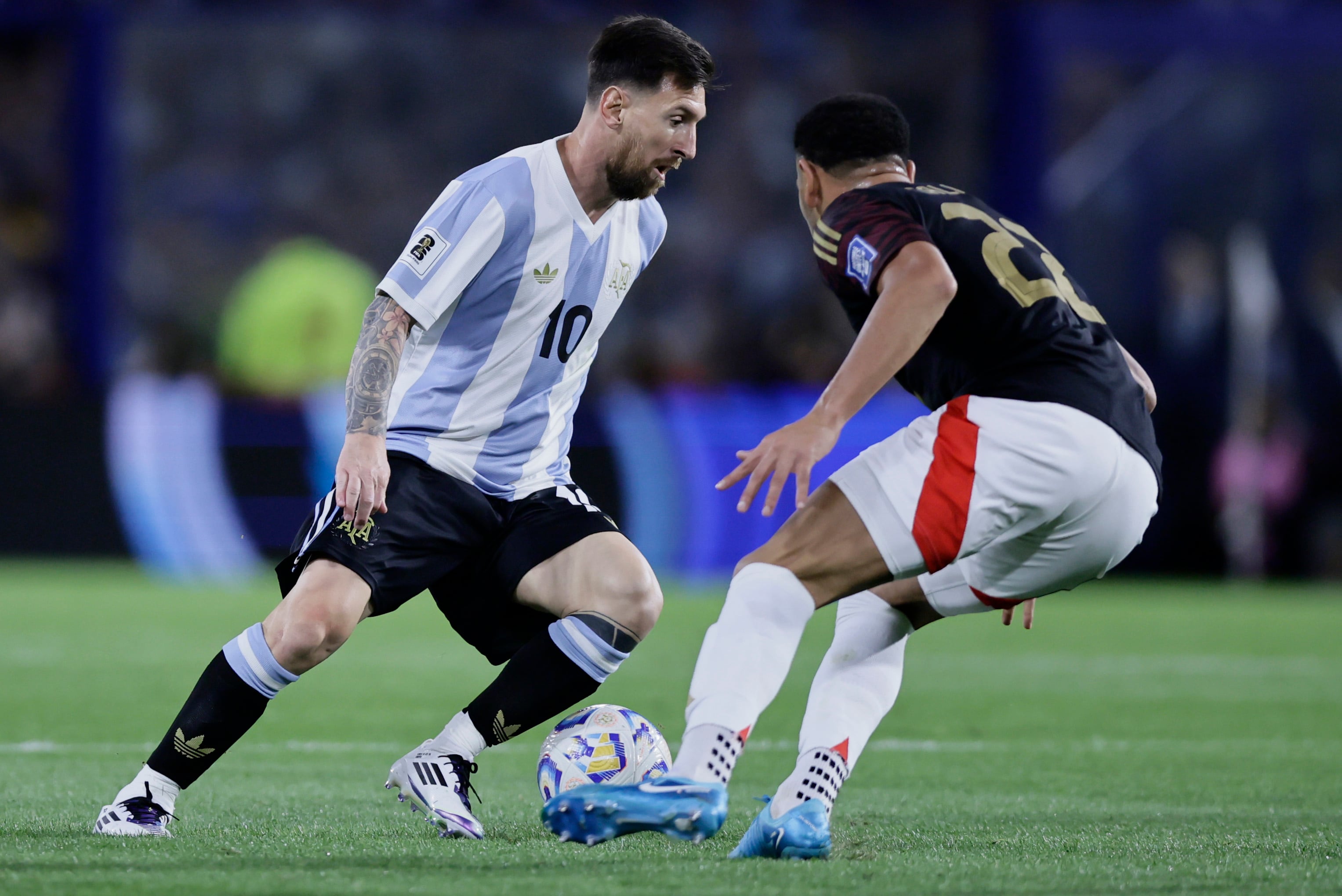 Lionel Messi en acción, durante el Argentina-Perú, por eliminatorias, en La Bombonera. (Fotobaires)