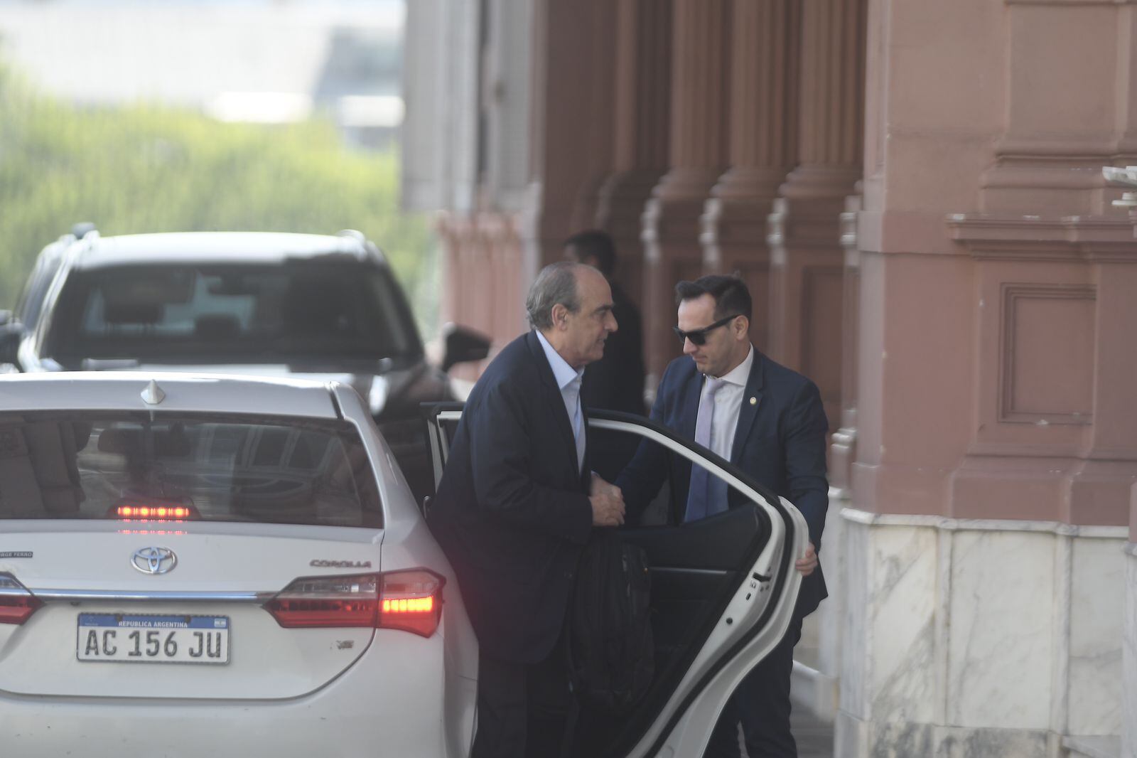 Mucho movimiento en Casa Rosada: las imágenes de una mañana agitada. Foto: Federico López Claro / Clarín.