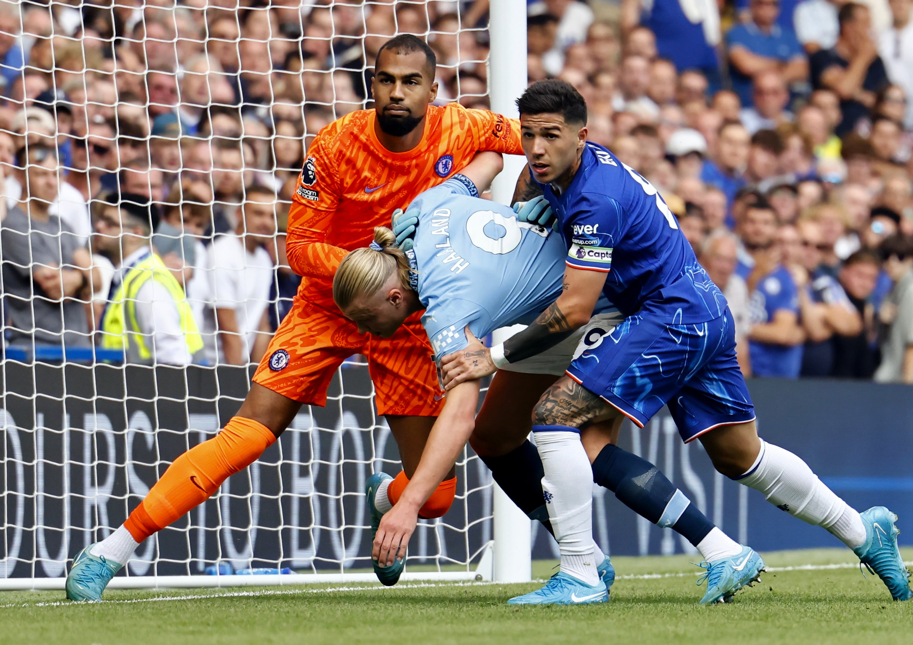 London (United Kingdom), 18/08/2024.- Enzo Fernandez (R) of Chelsea in action against Erling Haaland (C) of Manchester City during the English Premier League match between Chelsea and Manchester City in London, Britain, 18 August 2024. (Reino Unido, Londres) EFE/EPA/TOLGA AKMEN EDITORIAL USE ONLY. No use with unauthorized audio, video, data, fixture lists, club/league logos, 'live' services or NFTs. Online in-match use limited to 120 images, no video emulation. No use in betting, games or single club/league/player publications.
