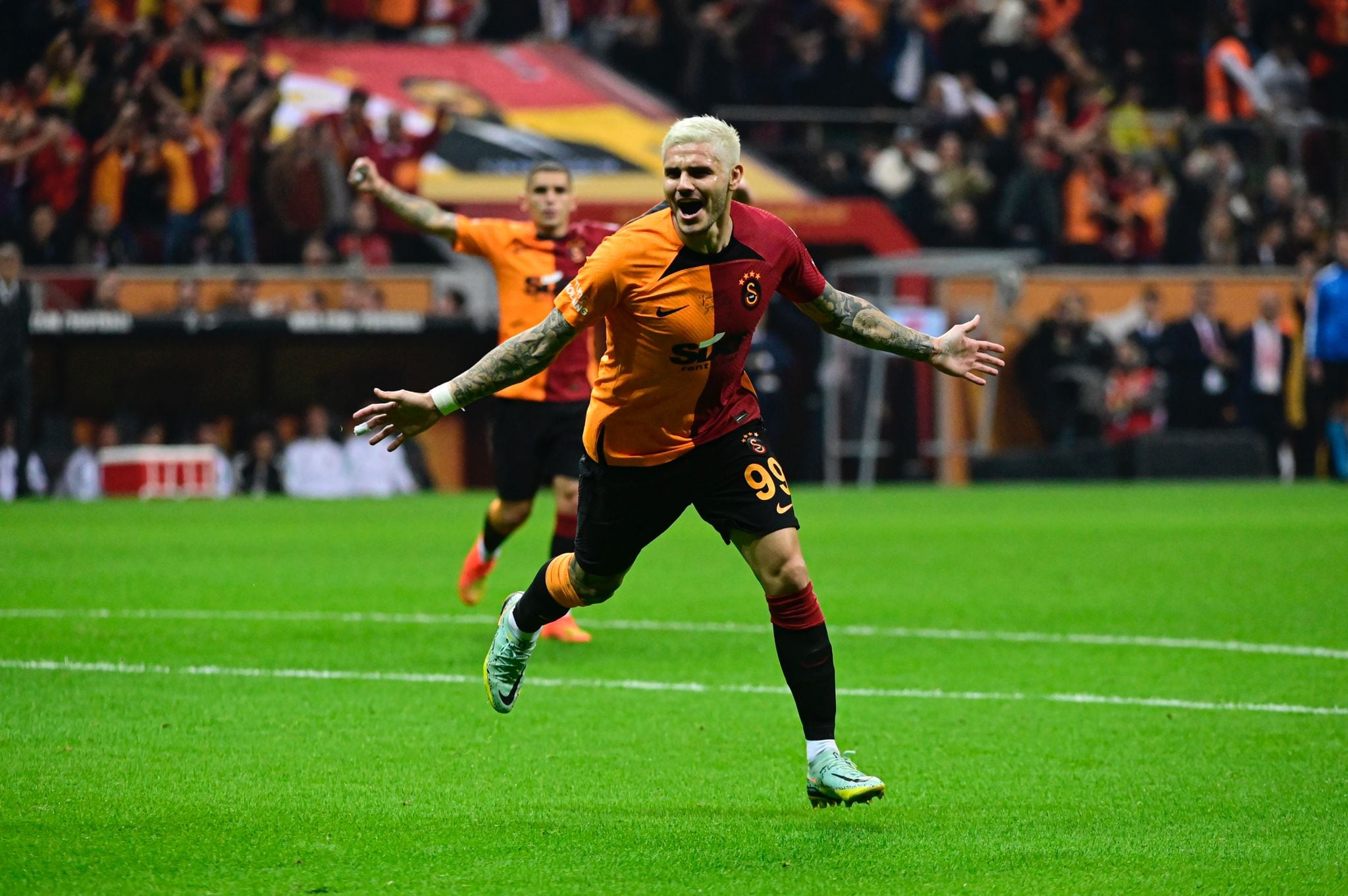 El argentino anotó un doblete en el triunfo ante el Besiktas. (Foto: @GalatasaraySK)