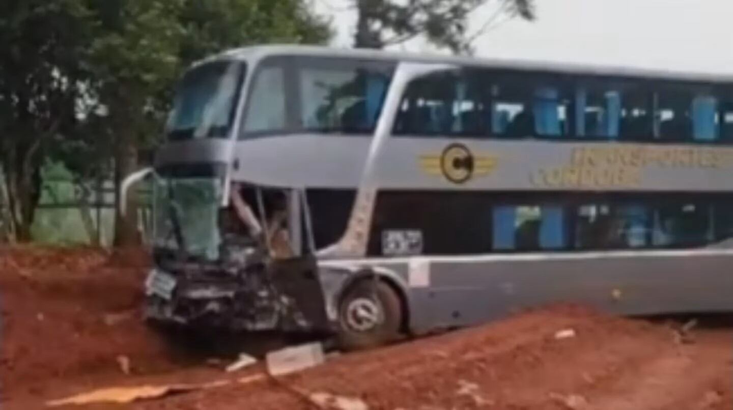 Así quedó el colectivo que transportaba a los argentinos.