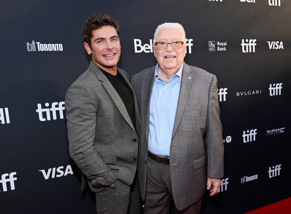 Zac Efron junto al verdadero John "Chick" Donahue, en el Festival de Cine de Toronto