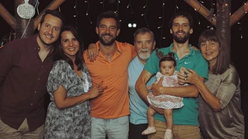 Cachete Sierra junto a su familia.