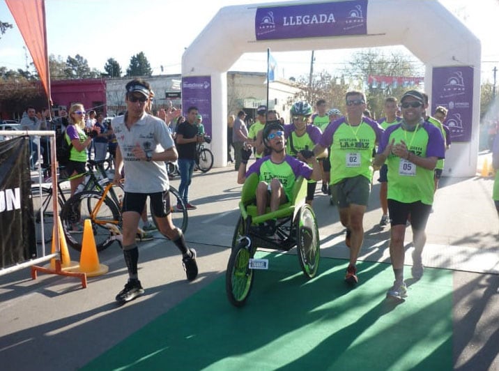 La silla adaptada que le fabricó su amigo le permitió a Emmanuel cumplir su sueño de participar en maratones. Foto: Gentileza.