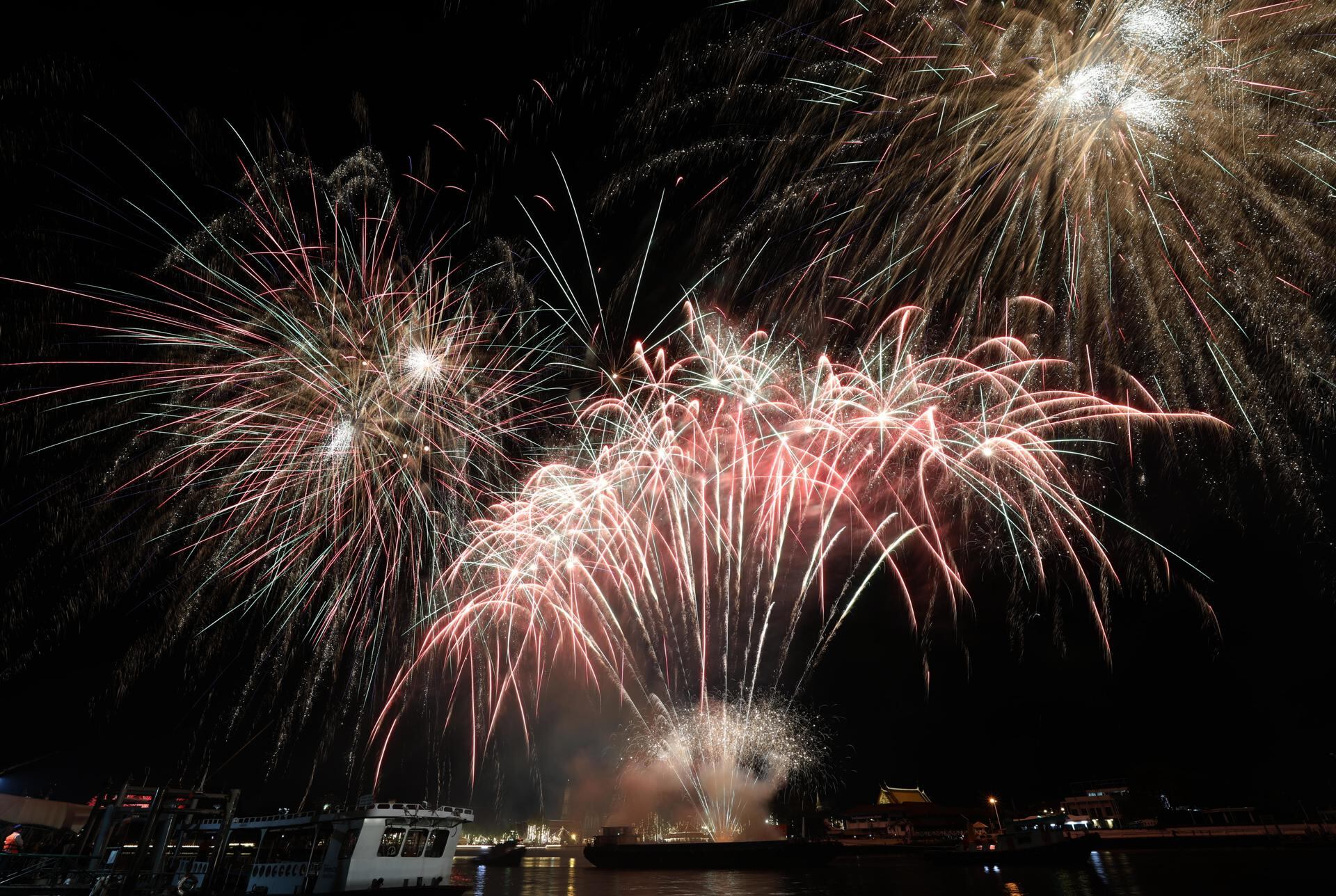 Los fuegos artificiales iluminan el cielo, cerca del Templo del Amanecer o Wat Arun, después de la medianoche para las celebraciones de Año Nuevo durante la 'Amazing Tailandia Countdown 2024', en Bangkok, Tailandia, el 1 de enero de 2024. El evento se lleva a cabo como parte de las celebraciones de Año Nuevo despedir 2023 y dar la bienvenida a 2024 en Tailandia, incluida la promoción del turismo tailandés para visitantes de todo el mundo. Foto: EFE/EPA/NARONG SANGNAK