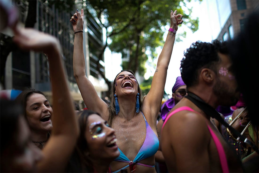 Varias personas bailan durante una fiesta callejera, o "bloco", en Río de Janeiro, Brasil, el 21 de abril de 2022. El ayuntamiento de Río pospuso al 22 y 23 de abril el tradicional desfile anual de escuelas de samba, pero no concedió autorización para los más de 500 blocos que acompañan a las celebraciones del Carnaval alegando que no tuvo tiempo suficiente para prepararse. (AP Foto/Bruna Prado)