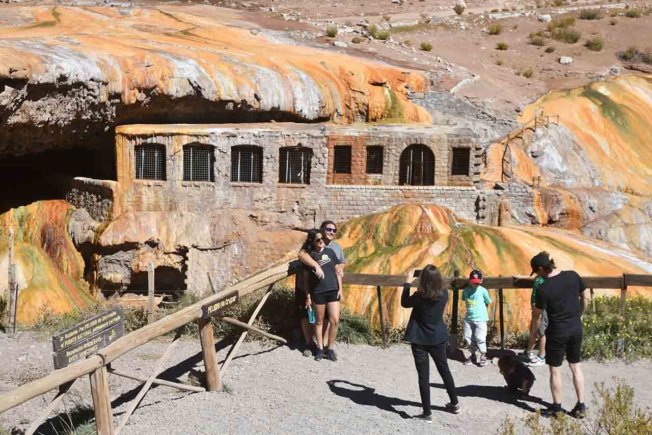 Turistas en Puente del Inca disfrutando de un espectacular día en la montaña. Foto archivo: José Gutierrez / Los Andes