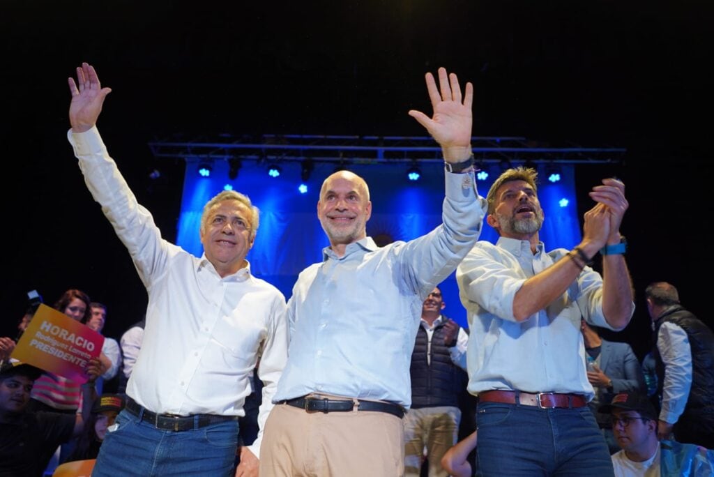 Alfredo Cornejo, Horacio Rodríguez Larreta y Ulpiano Suárez en el acto en el teatro Selectro.