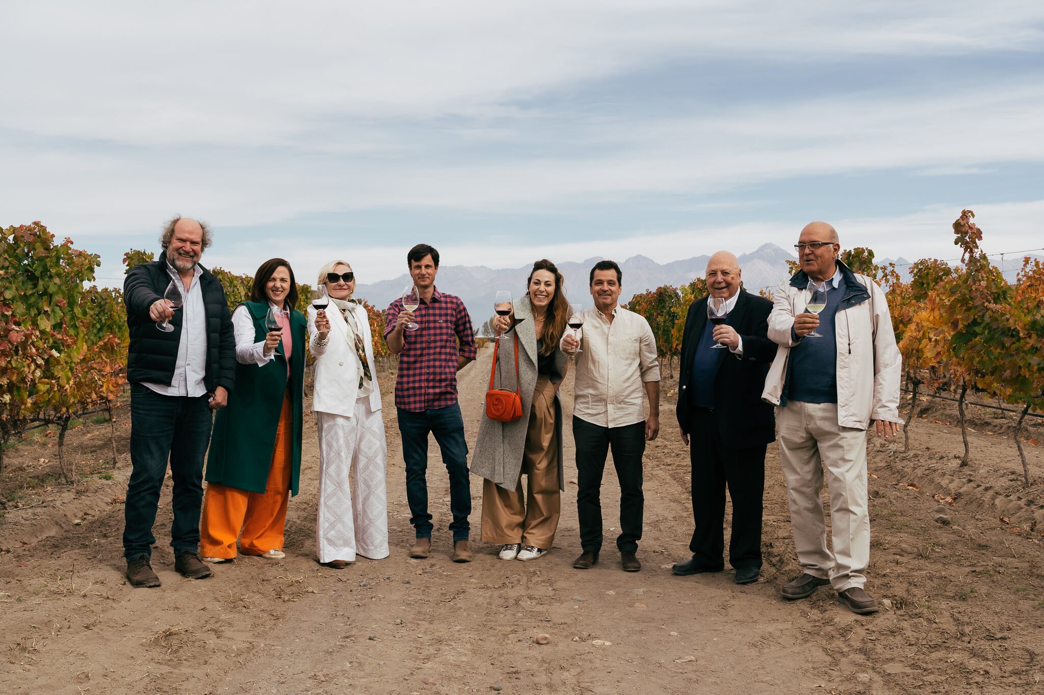 Al centro, Dolores Urquía y todo el equipo de  la bodega Urqo en la presentación de su nuevo vino ícono. - Gentileza