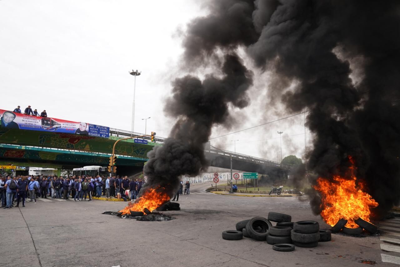 Así agredieron a Sergio Berni, ministro de Seguridad bonaerense, en la protesta por el colectivero asesinado. (Foto: Maxi Failla / Clarín)