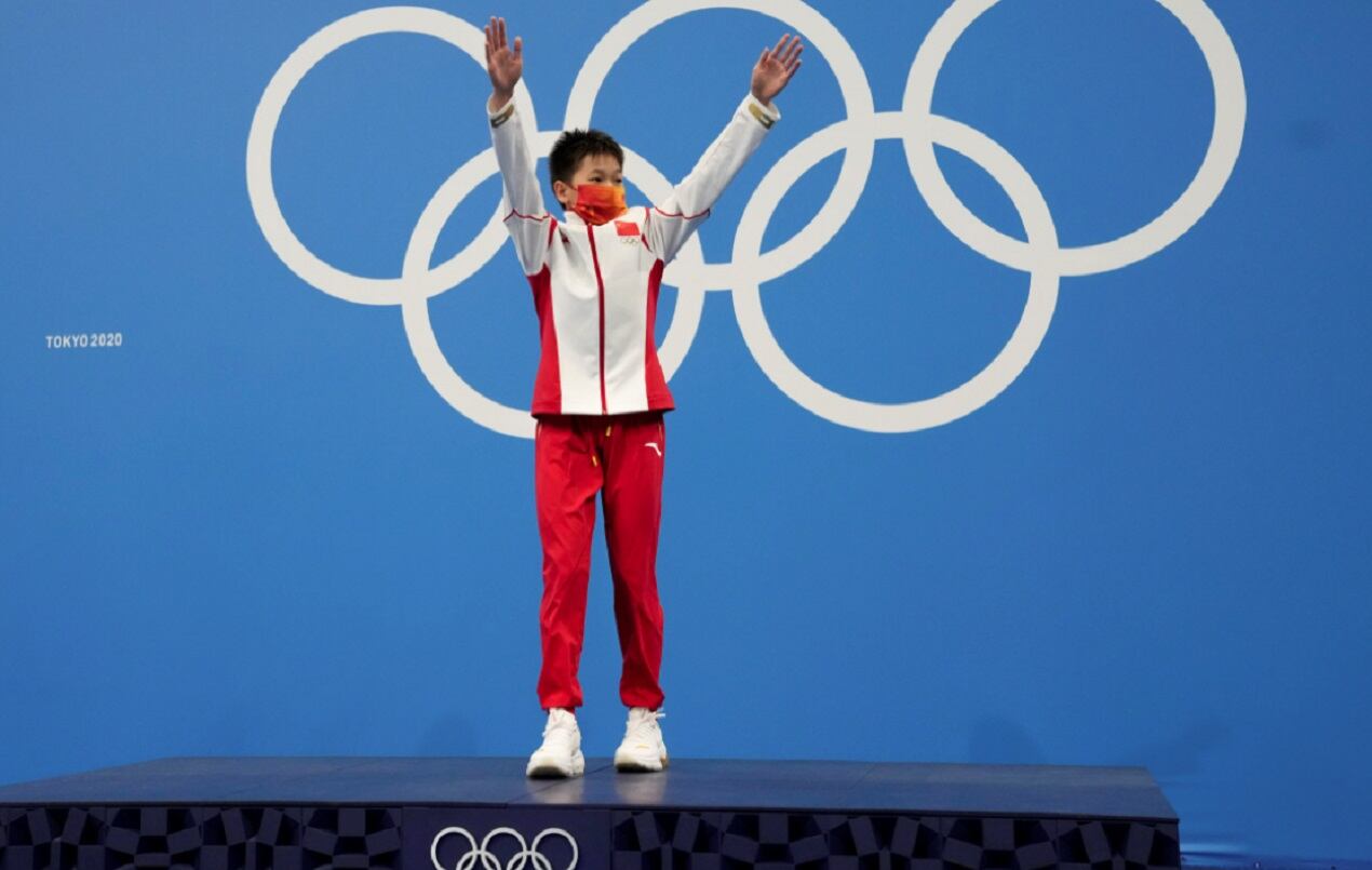 La clavadista Quan Hongchan (14), medalla de oro en Tokio 2020 - 