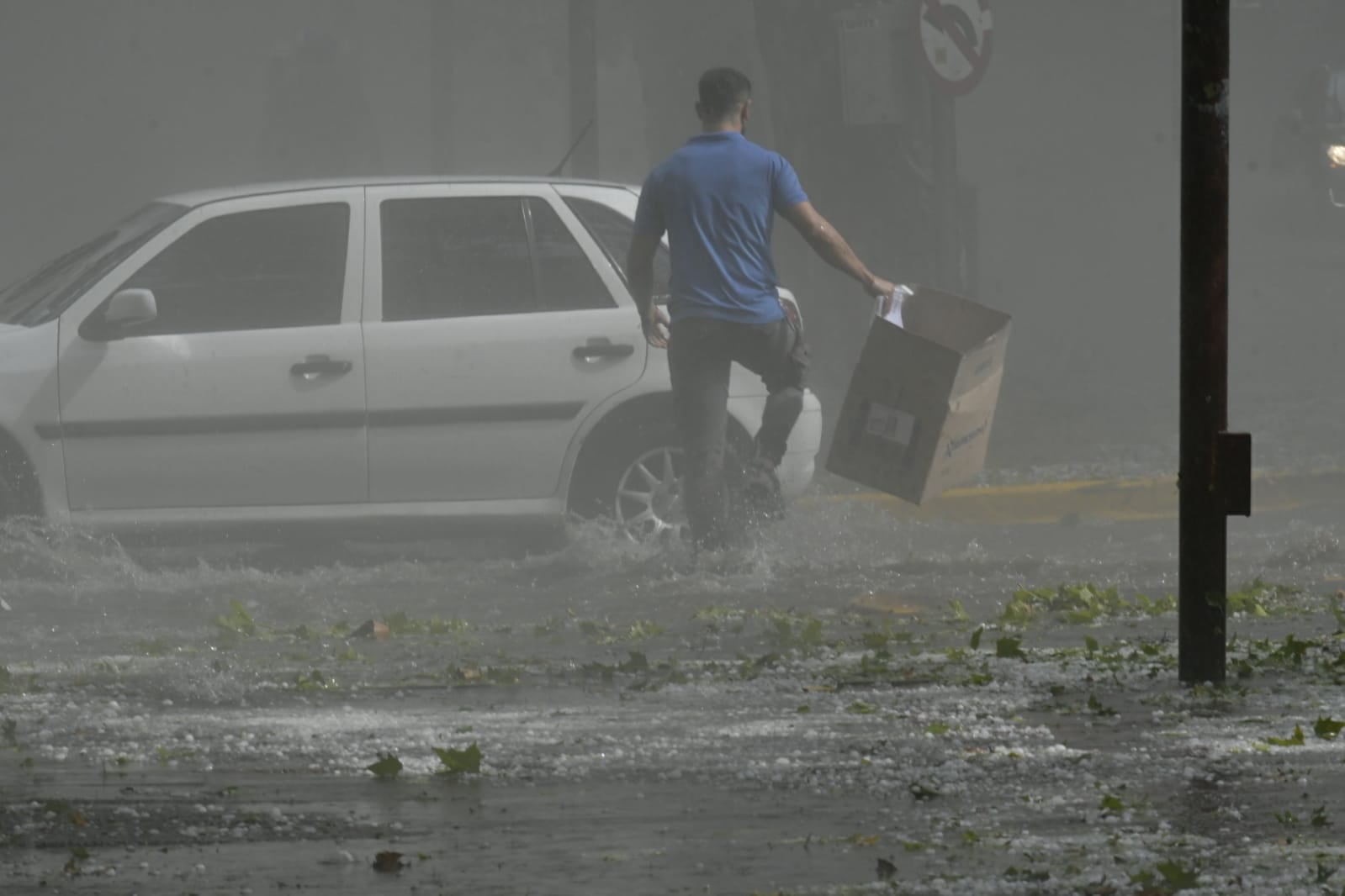 El granizo anegó las calles de Mendoza. Foto. Orlando Pelichotti / Los Andes