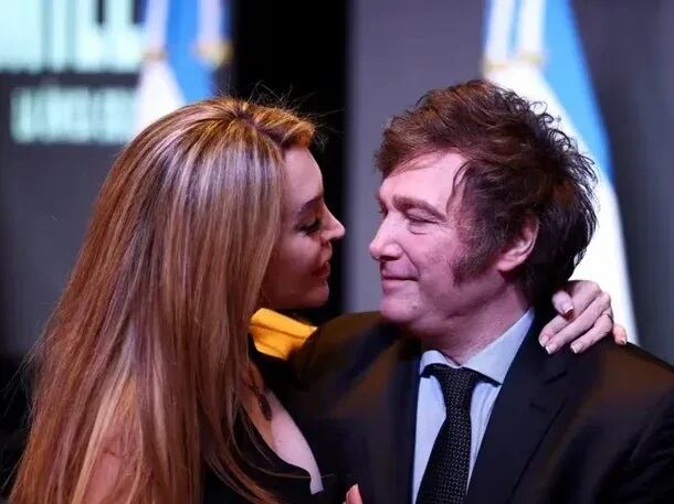 El presidente fue al show de su novia y protagonizaron un apasionado beso