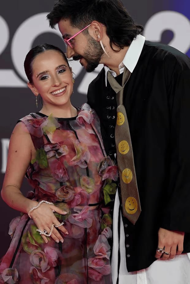 El matrimonio asistió a los Latin Grammy y dio la nota por sus alocados atuendos.