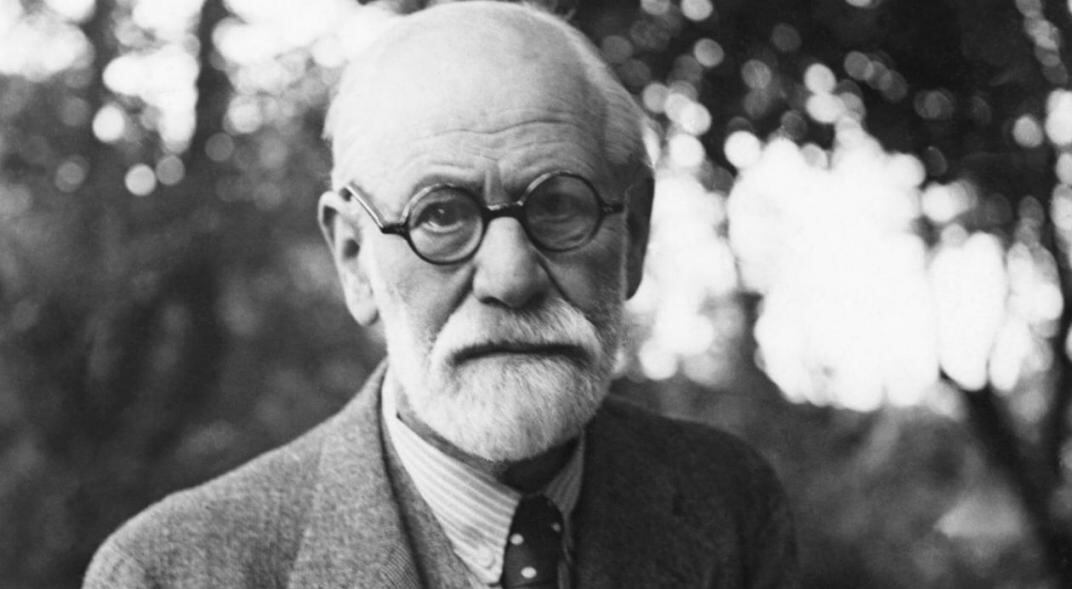 Sigmund Freud era cocainómano y prescribía esta droga a sus pacientes, lamentablemente uno de estos murió por sobredosis. Hacia el final de su vida dejó de avalarla en todo sentido.