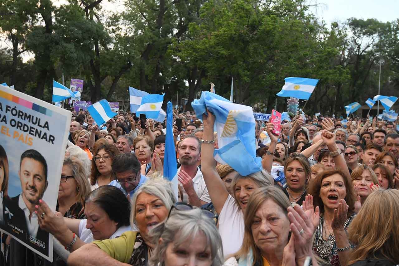 Cierre de campaña de Patricia Bullrich candidata a Presidenta de la nación y Luis Petri candidato a Vicepresidente, el acto se realizó en el parque O´Higgins de Ciudad en donde asistieron dirigentes, candidatos y militantes
 Foto: José Gutierrez / Los Andes 