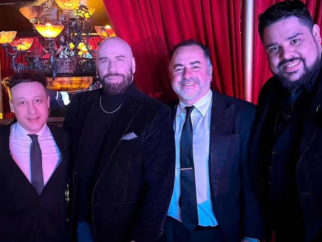 Travolta quedó fascinado con la orquesta y el espectáculo de tango. Foto: Instagram / @senortango