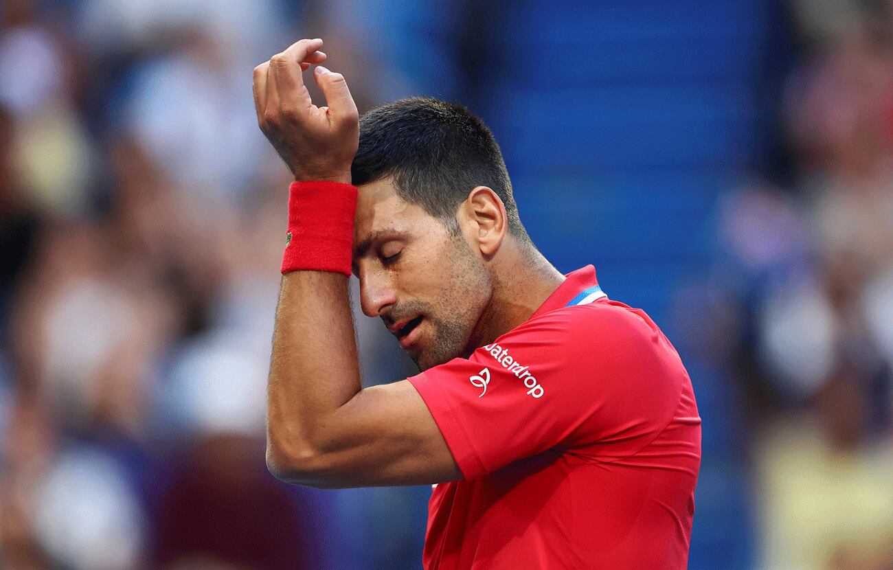 Novak Djokovic evidencia molestias en su muñeca derecha en la previa del Abierto de Australia, donde defenderá el título. (AP)