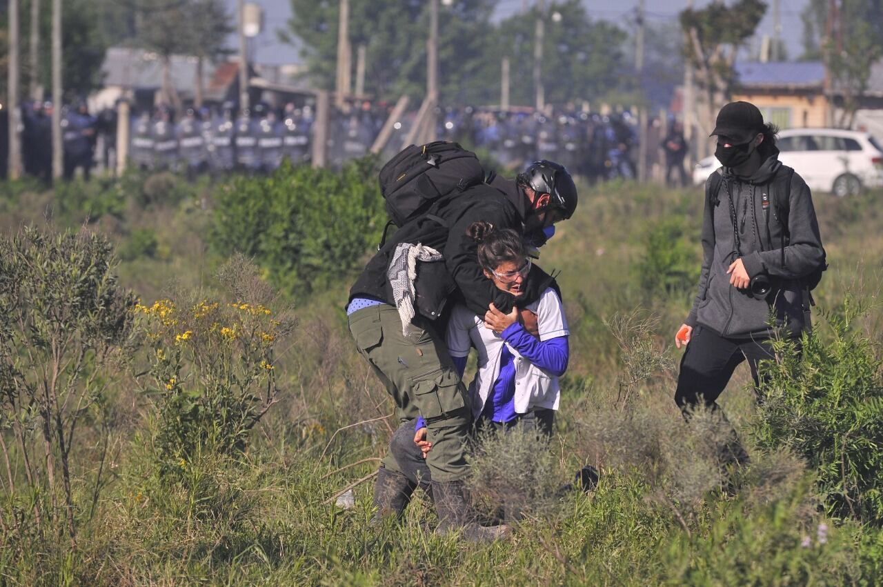 Tensión en Guernica: incidentes entre policías y usurpadores de tierras tras el desalojo