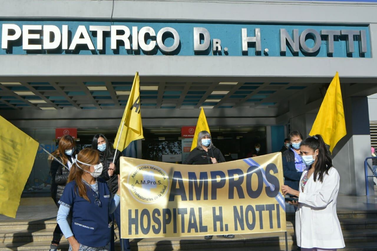 Gremios se manifestaron en contra de la propuesta salarial del Poder Ejecutivo. Orlando Pelichotti / Los Andes