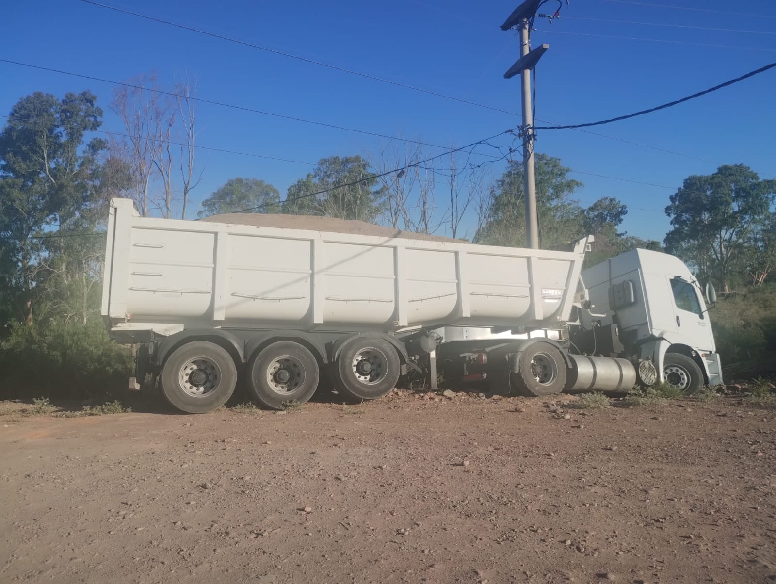 Un conductor murió aplastado por su propio camión cuando intentaba reparar los frenos del vehículo. | Foto: Ministerio de Seguridad y Justicia