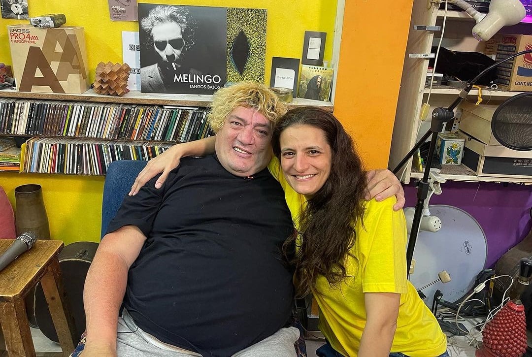 Pity y la cantante Julieta Laso, con el disco "Tangos bajos", de Daniel Melingo, de fondo. Foto archivo 2023: Instagram / @julilaso