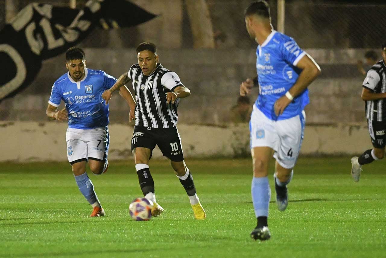 Fútbol Primera Nacional, Gimnasia y Esgrima de Mendoza vs. Estudiantes de Rio Cuarto en cancha de Gimnasia
Foto: José Gutierrez / Los Andes 