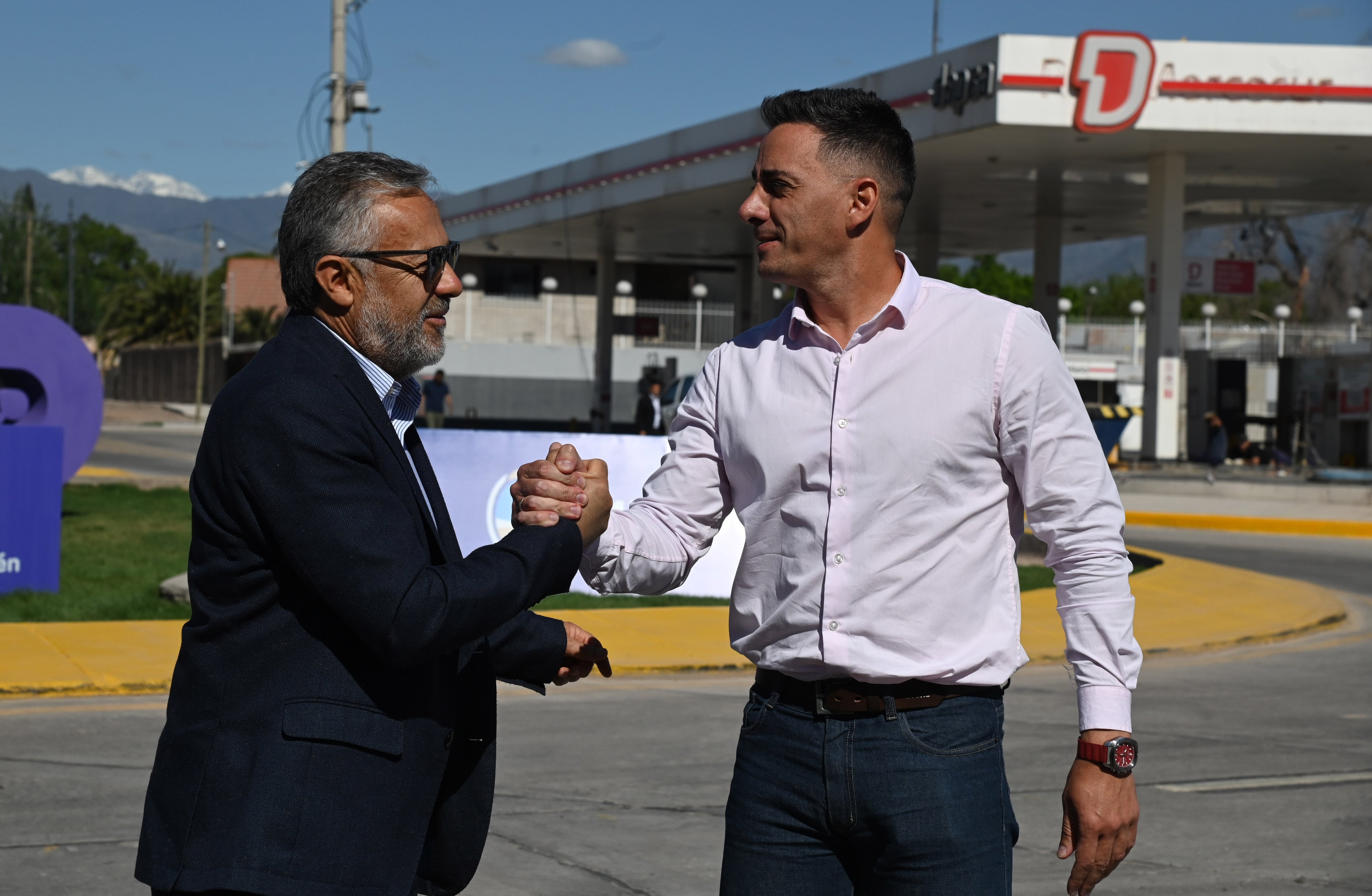 El gobernador y el intendente de Guaymallén, Marcos Calvente, durante la inauguración de la "nueva" calle Mathus Hoyos.