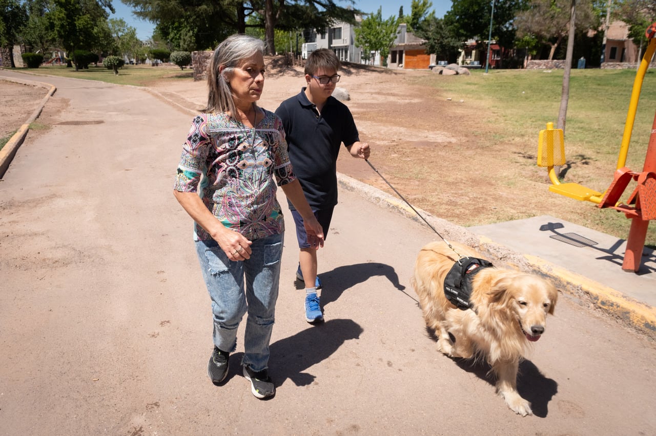 Dolphin y Alaska, los perros que le cambiaron la vida a dos estudiantes con discapacidad. Foto: Ignacio Blanco / Los Andes