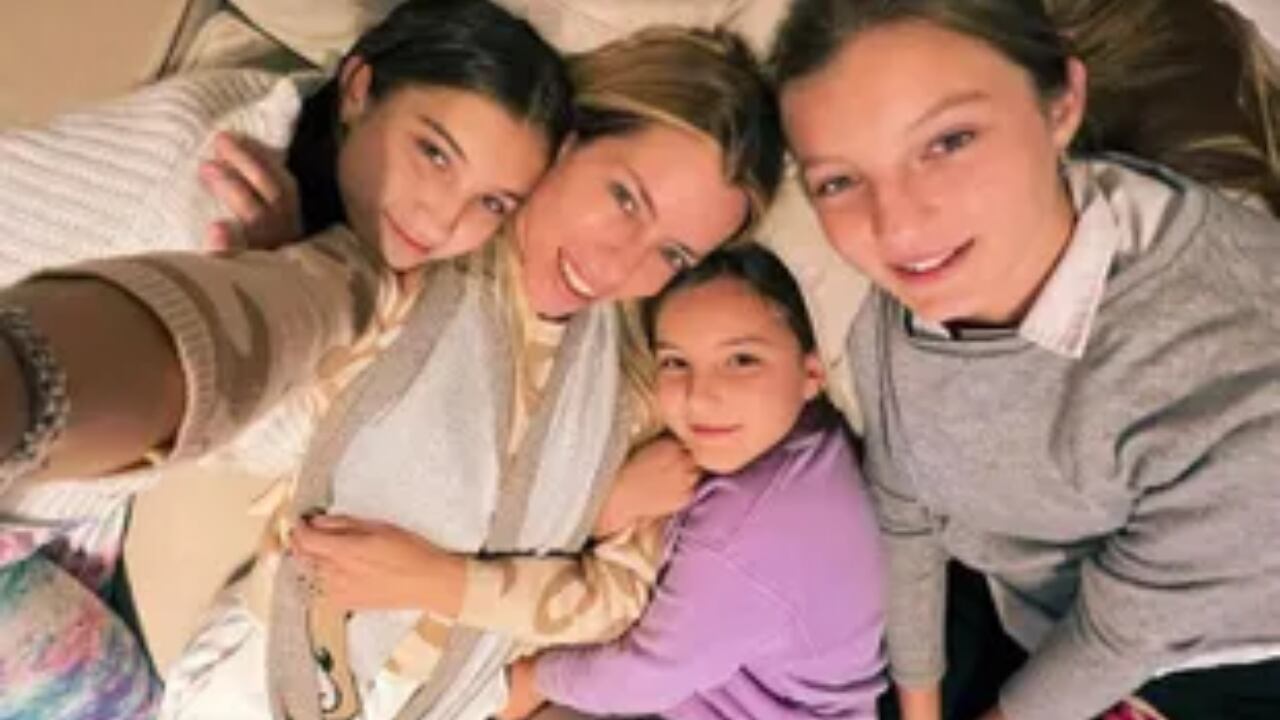 Nicolle Neumann con sus hijas.