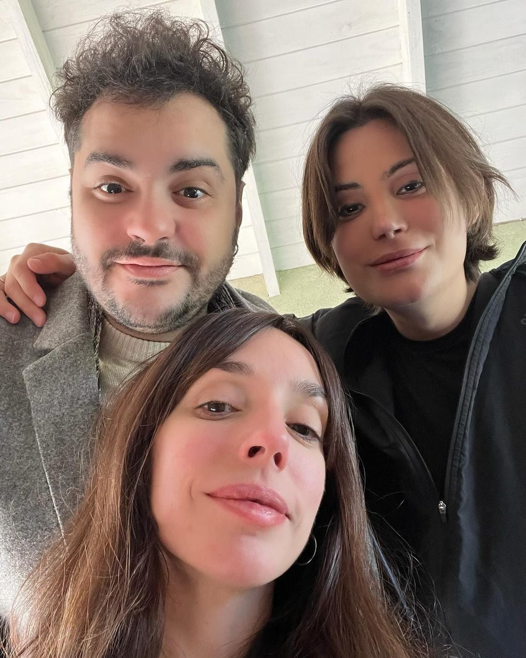 Felipe Pettinato junto a sus hermanos, Homero y Tamara Pettinato en su cumpleaños 31. Gentileza Instagram.