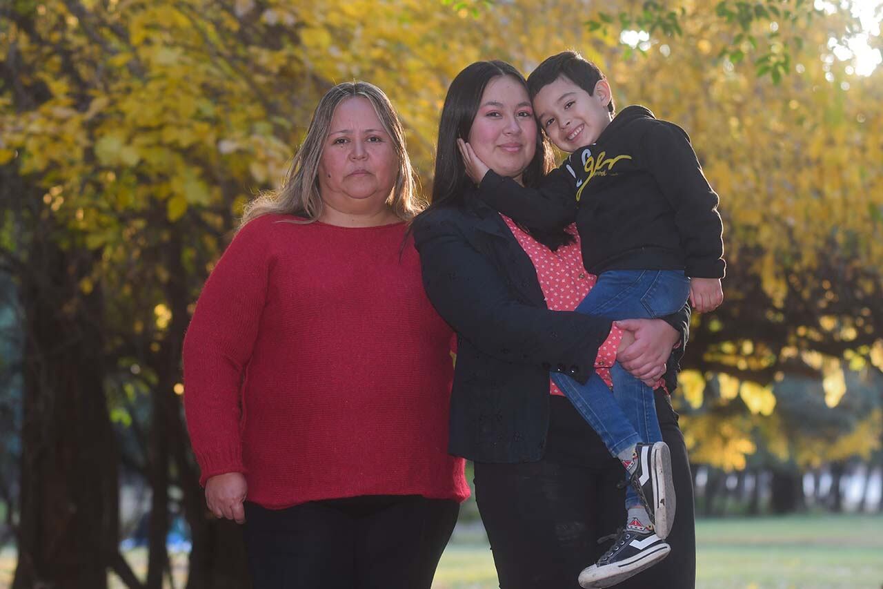 Verónica Tapia Verdejo (de rojo), es nacida en Valparaíso, república de Chile y vive en Mendoza desde el año 1985.
Verónica junto a su hija Vanesa Noemí Carrizo Tapia y su nieto Fernando Carrizo Tapia.
Verónica es profesora de historia y su hija Vanesa es funcionaria en el Consulado de Chile en Mendoza.

Foto: José Gutierrez / Los Andes 