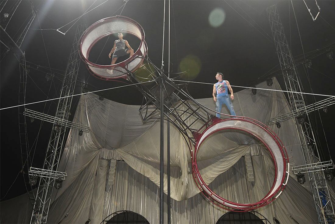 La vida dentro del Circo Servian antes de comenzar su función.
Matias ((azul) junto al Tucu, ensayando en el péndulo.
Foto: José Gutierrez / Los Andes