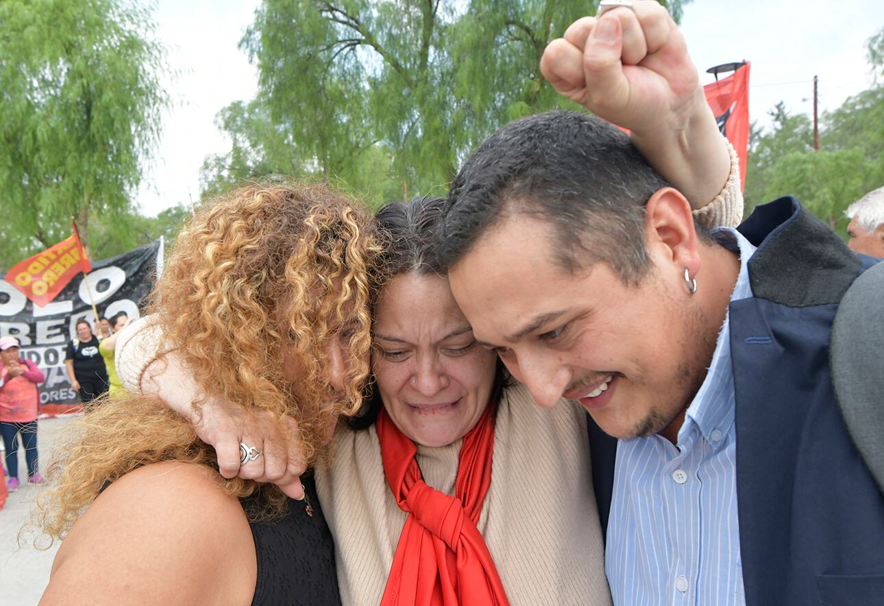 La jueza del Juzgado Colegiado Penal N° 2, Mirna Montaldi, ordenó este mediodía que los dirigentes del Polo Obrero, Martín Rodríguez y Lorena Torres, recuperen su libertad tras pasar una semana detenidos por cortar calles durante una manifestación contra la baja de programas Potenciar Trabajo.
Bibiana Alaníz abogada defensoara


Foto: Orlando Pelichotti