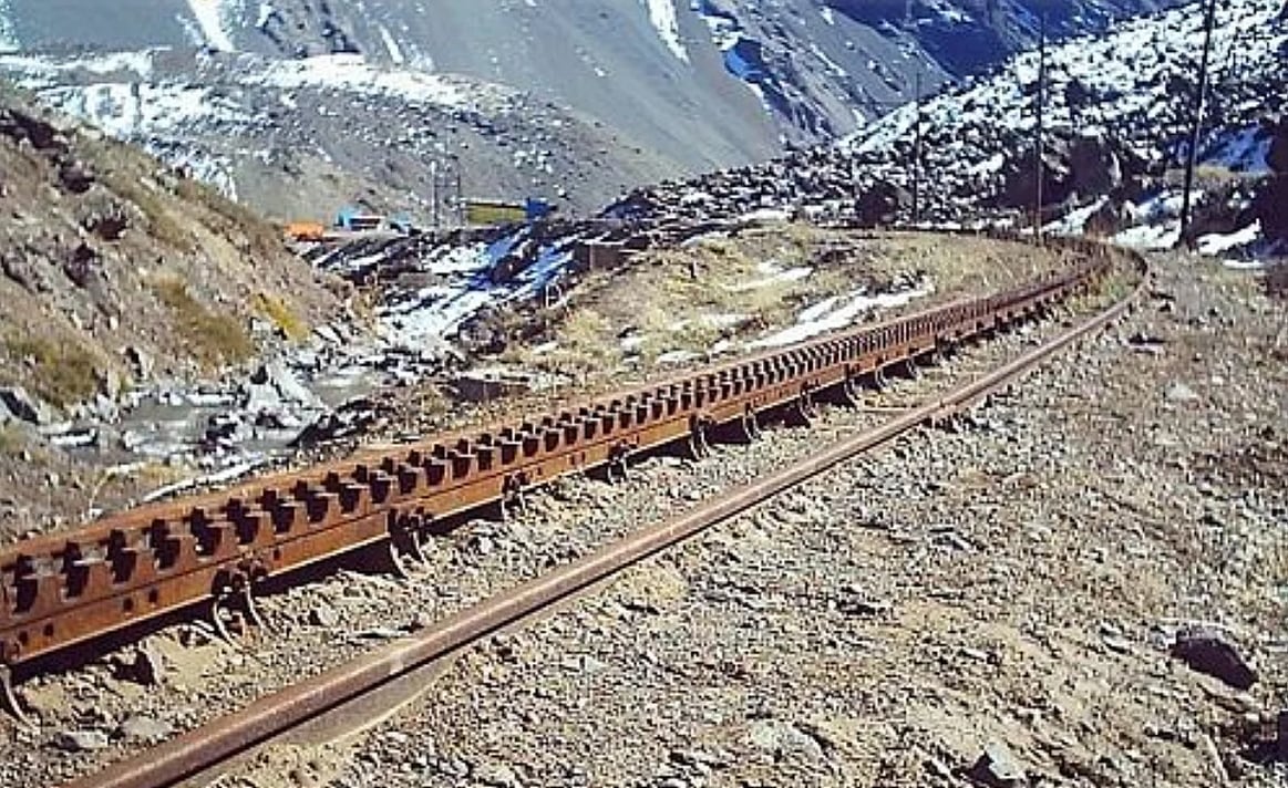 Mientras las locomotoras eran de vapor una parte del Ferrocarril Trasandino Los Andes-Mendoza tenía vías con cremallera y luego cuando llegaron las máquinas diésel se sacaron. Foto: NA