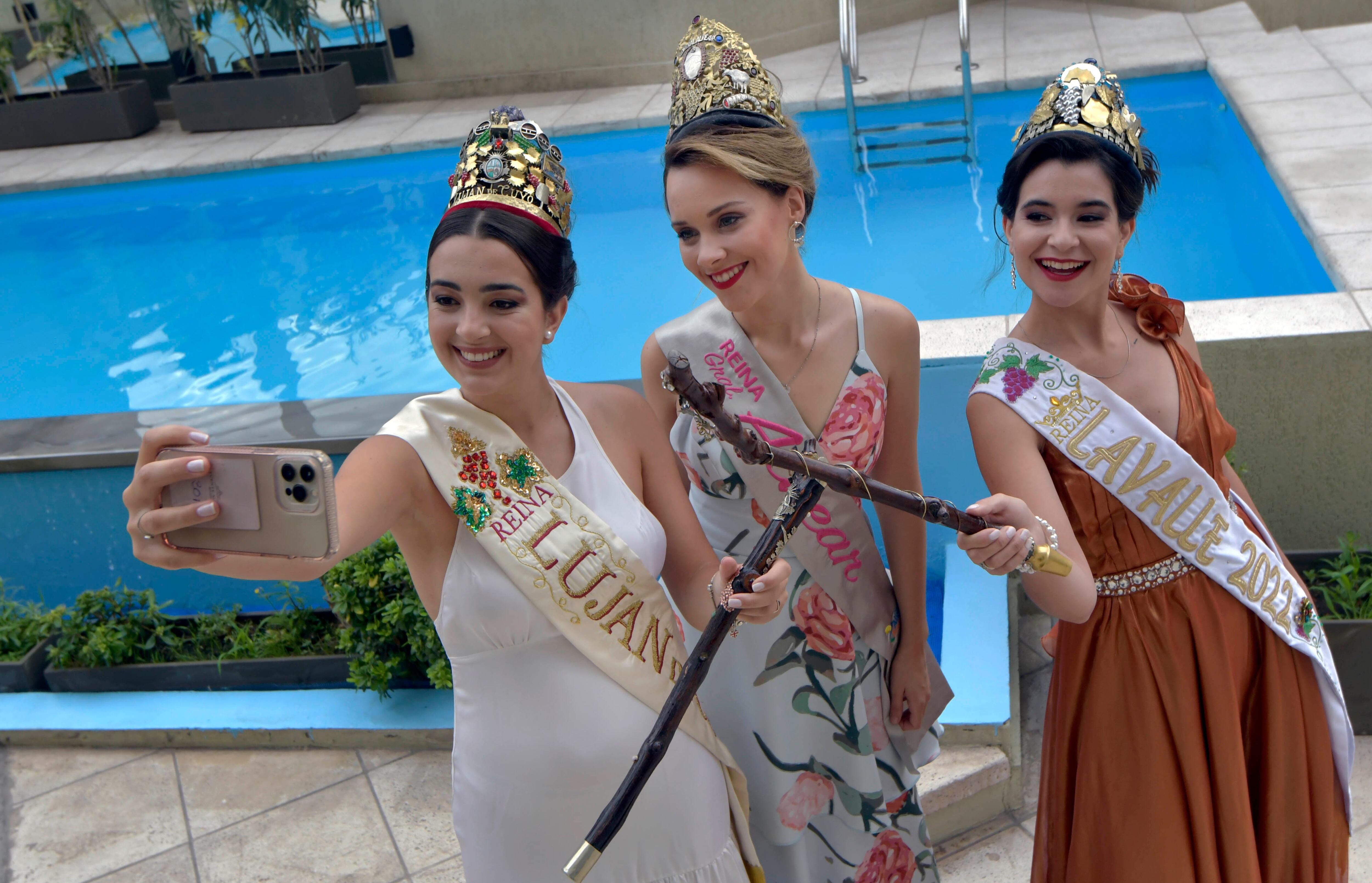 Las reinas se preparan para el Carrusel.
Ana Delfina Carbonell, de Lujan de Cuyo, 
Carolina Sendra de General Alvear y 
Antonella Barrera de Lavalle.
Foto: Orlando  Pelichotti  / Los Andes