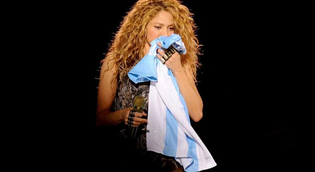 Shakira reincidió en el clásico recurso de la camiseta argentina. Foto: Clarín 