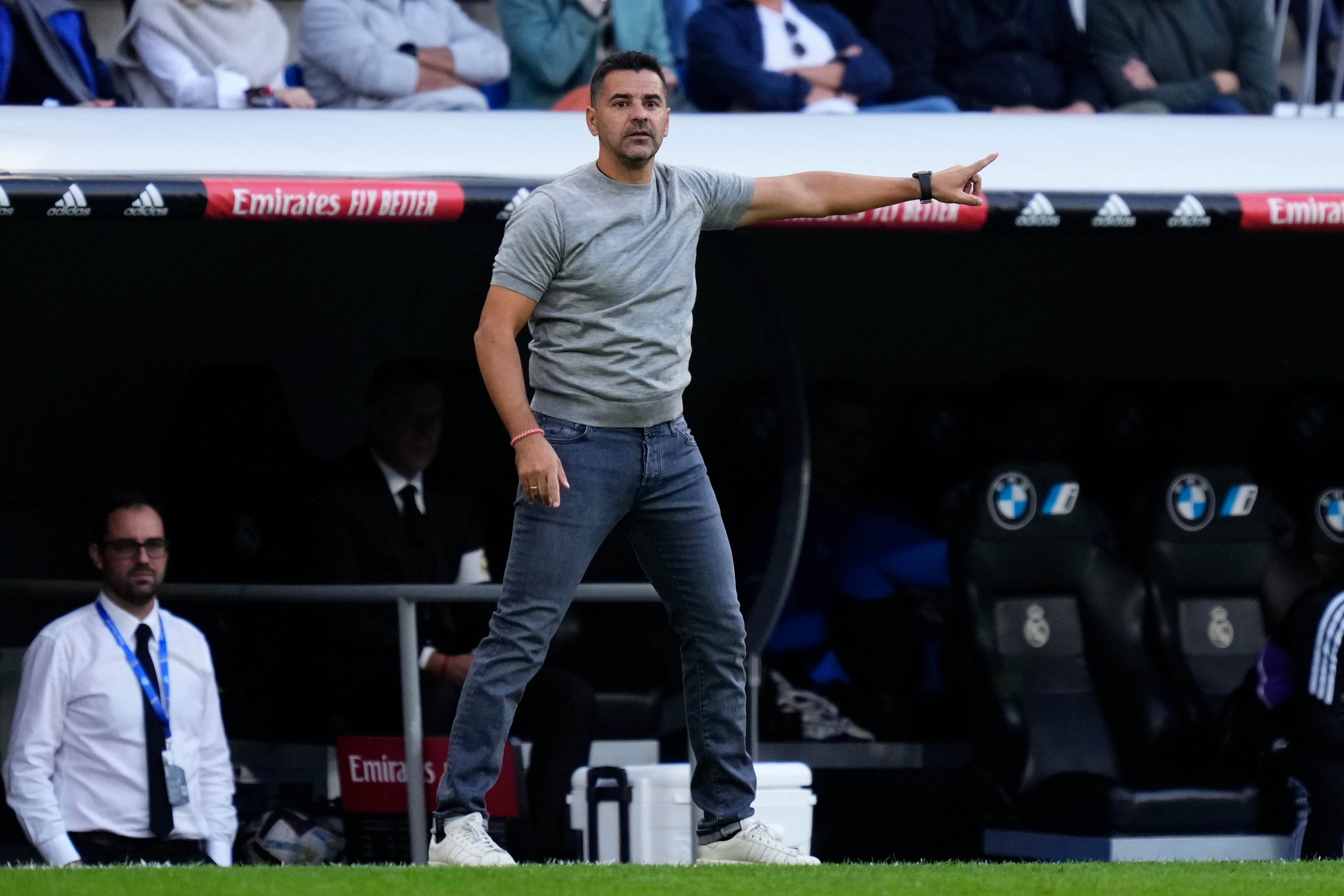 ARCHIVO - Foto del 22 de octubre del 2022, el técnico del Girona Michel Sánchez dirige al equipo en el encuentro ante el Real Madrid en el Estadio Santiago Bernabeu. (AP Foto/Jose Breton, File)