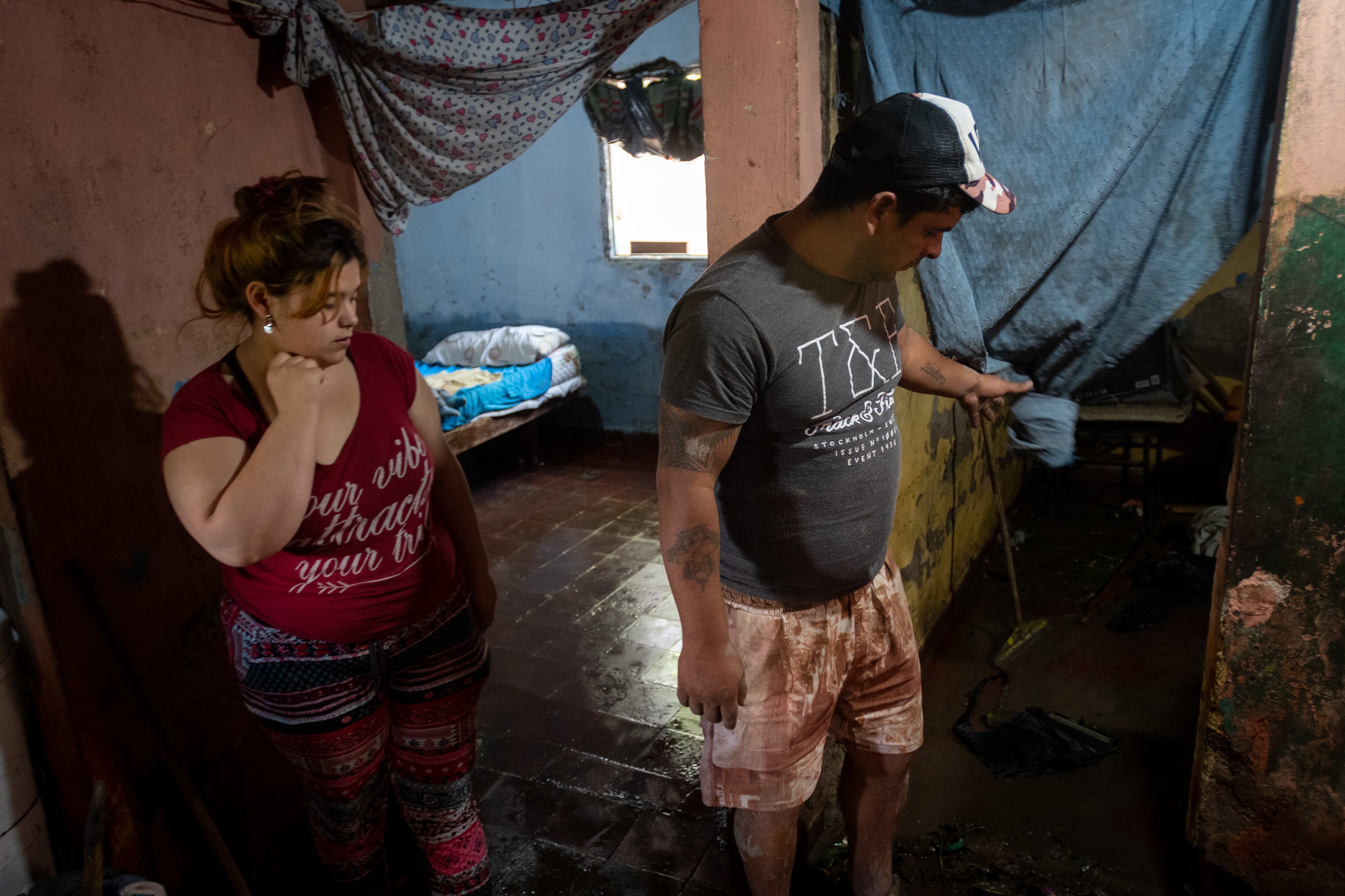 La angustia de Eduardo y Erica con las postales del día después del temporal.