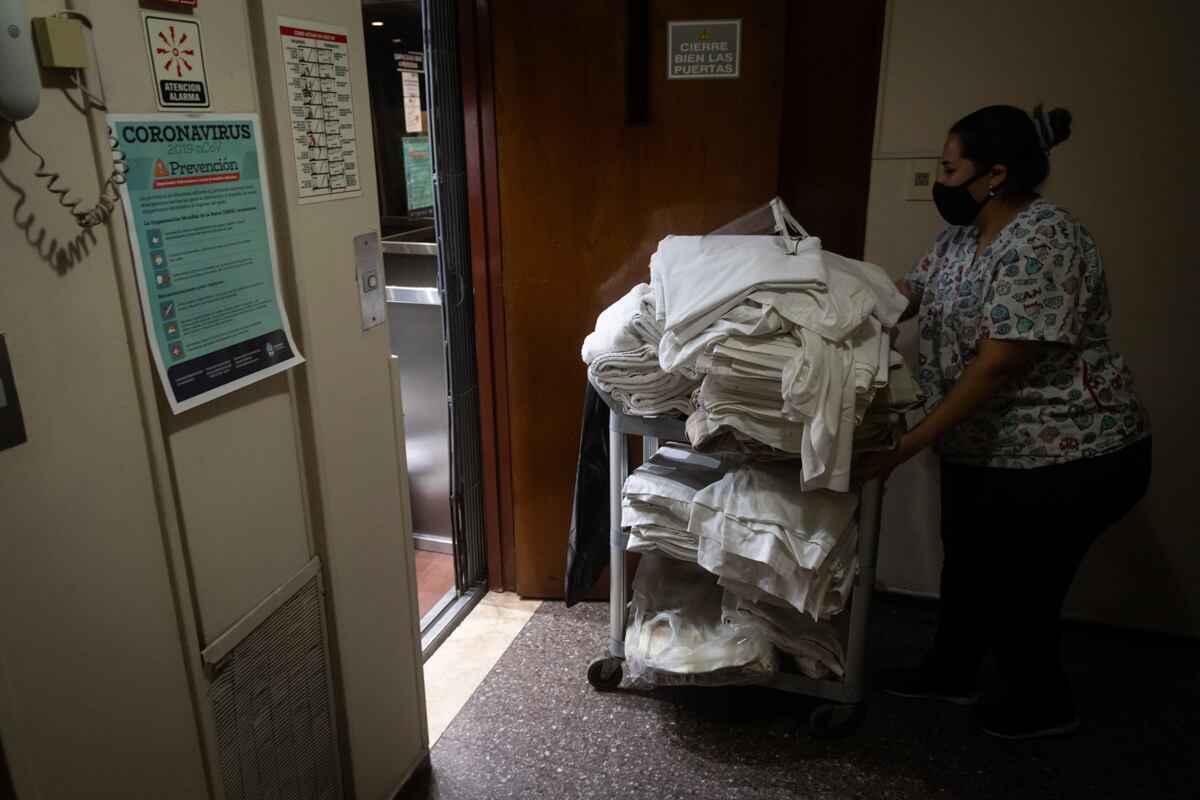 El personal del hotel preparando las habitaciones que se desocupan y estén listas para recibir nuevos enfermos de Covid-19