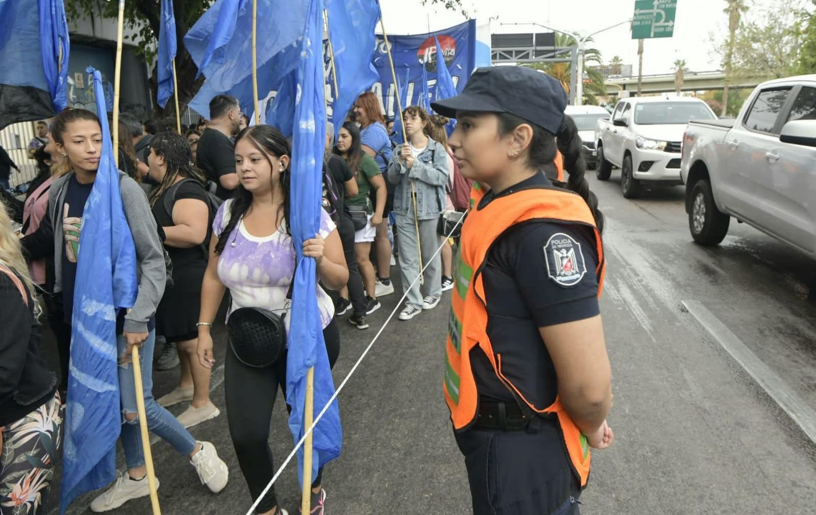 Marcha piquetera en Mendoza. Orlando Pelichotti / Los Andes