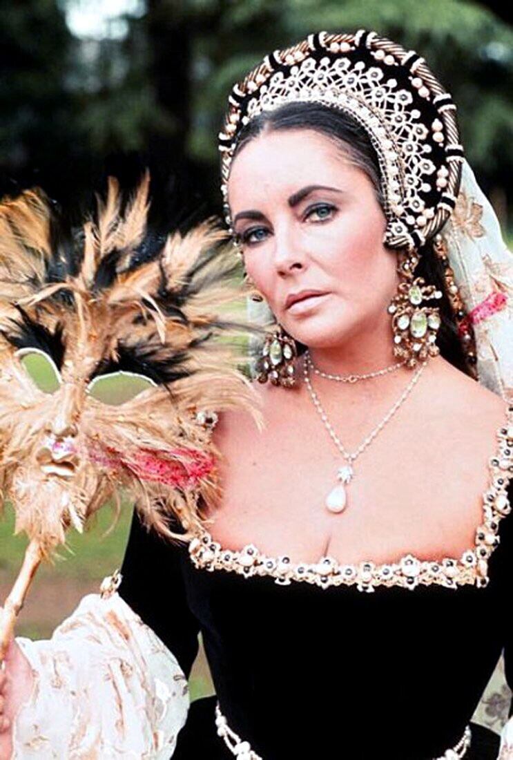 Elizabeth Taylor luce en su cuello La Peregrina, la mitica y única perla que cuenta la historia de quinientos años de historia.