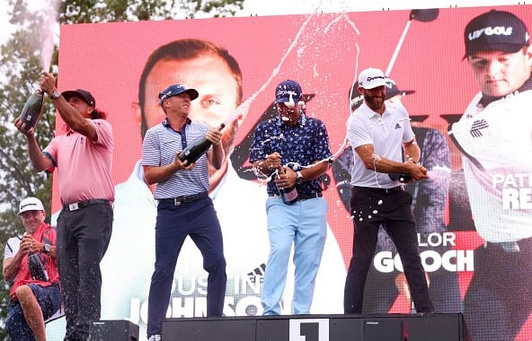 El equipo "4 Aces" conformado por Pat Perez, Talor Gooch, Patrick Reed y Dustin Johnson festeja con champagne luego de ganar la competición por equipos, en el LIV Golf Invitational Series Bedminster. Foto por Rich Graessle