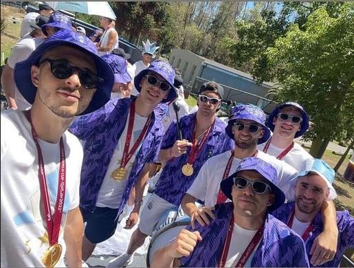 Los jugadores de la Selección Argentina mostraron un llamativo look en la caravana.