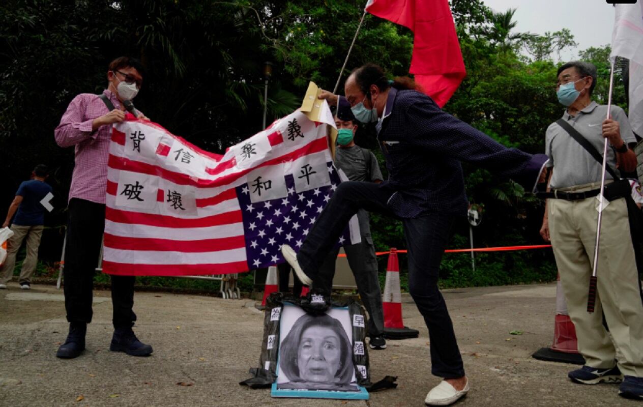 Simpatizantes de China pisotean una imagen de la estadounidense Nancy Pelosi tras la visita a Taiwán (AP)