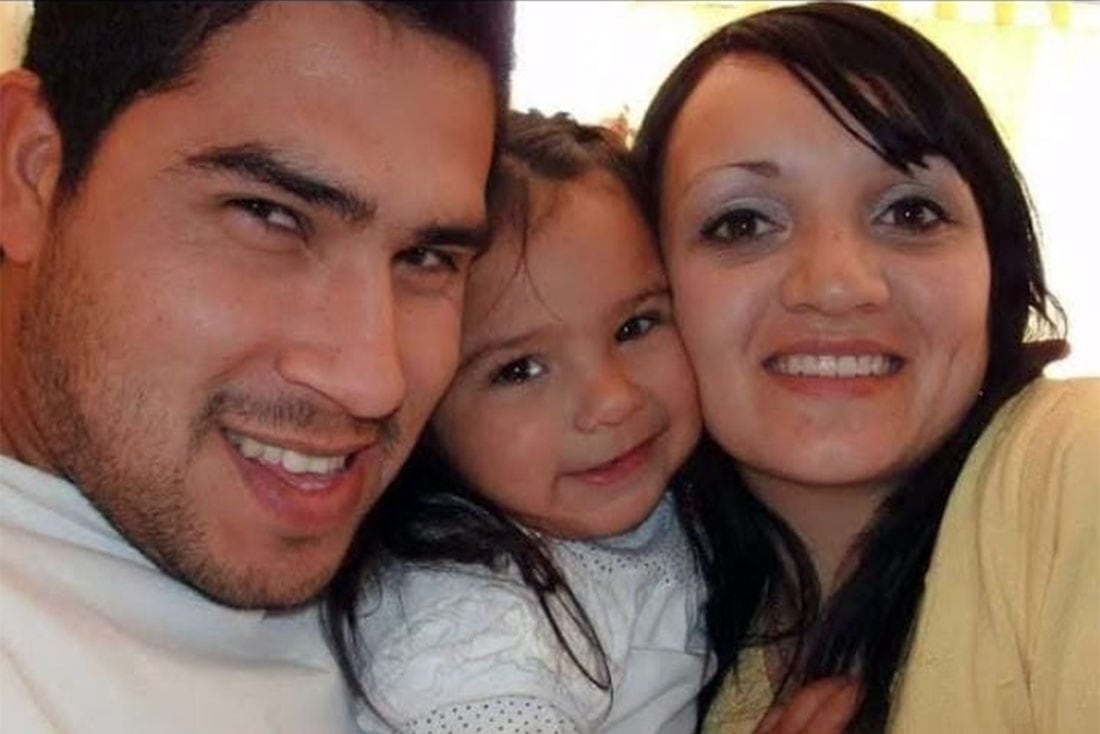 La pequeña Bianca Molina, junto a sus padres.