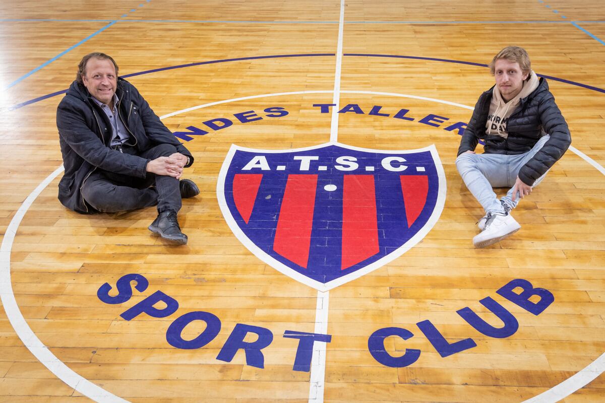 Federico Soldati junto a su hijo Luciano Soldati, dos generaciones campeonas del fútbol de salón de Andes Talleres. Foto: Ignacio Blanco / Los Andes. Foto: Ignacio Blanco / Los Andes 