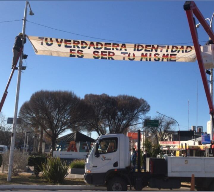 Bajaron una bandera del Orgullo LGBT en Alvear